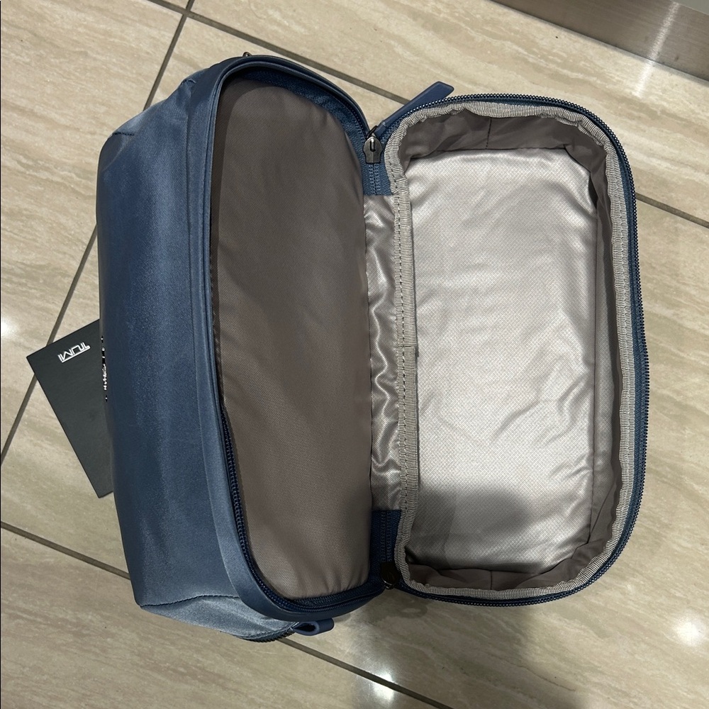 NWT Tumi Seattle Cosmetics bag - Picture 4 of 6